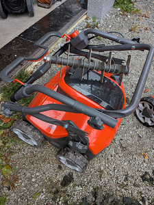 Husqvarna muruõhutaja/samblaeemaldaja akutoitel (2 foto / 3)