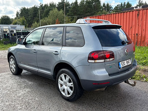 Volkswagen Touareg (5 фото из 6)