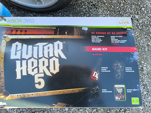 Набор Guitar Hero 5 + Xbox 360 (2 фото из 3)