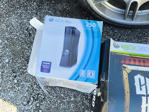 Набор Guitar Hero 5 + Xbox 360 (3 фото из 3)