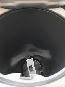 Новый мусорный бак Brabantia Touch Bin 30 л (6 фото из 6)