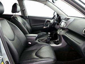 Toyota RAV4 Luxury 2.2 D-CAT 130kW (6 foto / 8)
