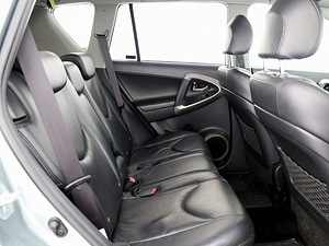 Toyota RAV4 Luxury 2.2 D-CAT 130kW (7 foto / 8)