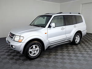 Mitsubishi Pajero Luxury ATM 3.2 Di-D 118kW (2 foto / 9)