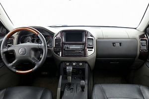 Mitsubishi Pajero Luxury ATM 3.2 Di-D 118kW (5 foto / 9)