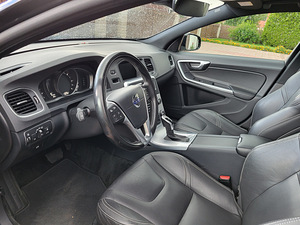 Volvo V60 Summum Facelift Black Edition (11 foto / 13)