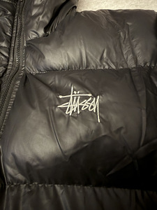 Чёрная пуховая куртка Stüssy (3 фото из 8)
