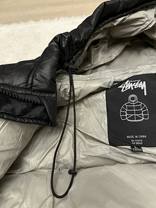 Чёрная пуховая куртка Stüssy (7 фото из 8)