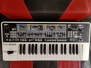 Roland SH-01 GAIA (1 фото из 5)