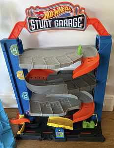 Hot Wheelsi komplekt: parkla, rajad, käivitajad ja detailid (2 foto / 6)