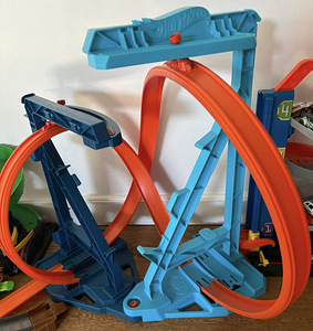 Hot Wheelsi komplekt: parkla, rajad, käivitajad ja detailid (3 foto / 6)