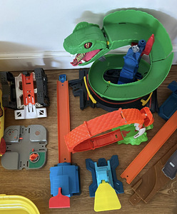 Hot Wheelsi komplekt: parkla, rajad, käivitajad ja detailid (4 foto / 6)