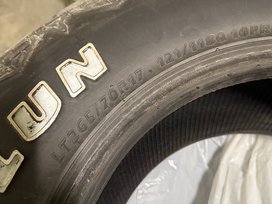 Sailun Terramax M/T LT265/70R17, DOT 4723. Протектор около 11–13 мм
