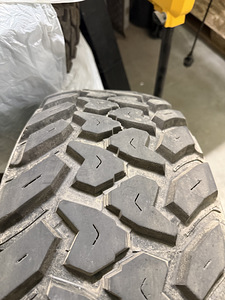 Sailun Terramax M/T LT265/70R17, DOT 4723. Mustrit ca 11–13 (3 foto / 4)