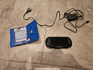Sony Ps Vita 1000 + 2 game + 8gb Memory Card (2 фото из 2)