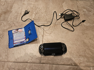 Sony Ps Vita 1000 + 2 game + 8gb Memory Card (1 фото из 2)