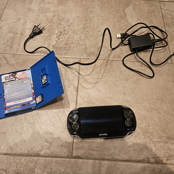 Sony Ps Vita 1000 + 2 game + 8gb Memory Card