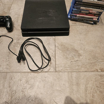 Sony Ps4 SLim + 2 games playstation 4