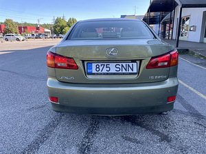 Lexus IS 220D (5 фото из 11)