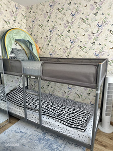 Двухъярусная кровать IKEA (TUFFING, металлический каркас) (1 фото из 3)
