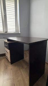 Рабочий/компьютерный стол (2 фото из 5)