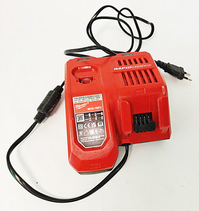 Laadija Milwaukee M12-18FC kahe akuga (2 foto / 2)