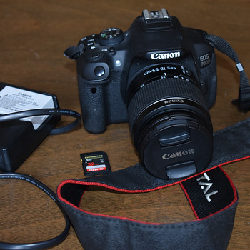 Цифровая зеркальная камера Canon EOS 700D с объективом EF-S