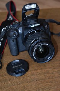 Canon EOS 700D digitaalne peegelkaamera EF-S 18-55mm objekti (1 foto / 10)