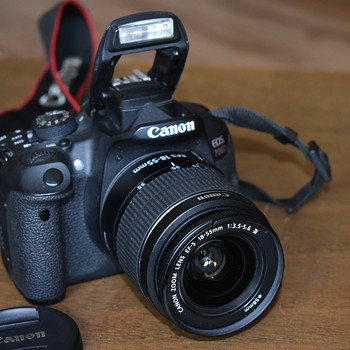 Canon EOS 700D digitaalne peegelkaamera EF-S 18-55mm objekti