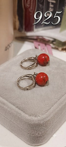 Red Bead Drop Huggie Hoop Earrings / Silver-toned / Minimali (1 foto / 1)