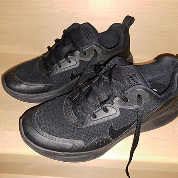 NIKE tossud