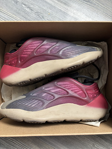 Adidas yeezy 700 (5 фото из 5)