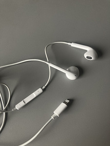 Apple EarPods Lightning (1 фото из 3)