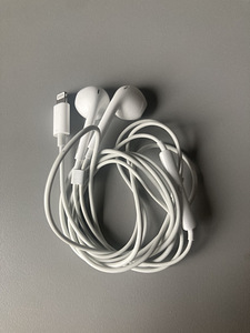 Apple EarPods Lightning (3 фото из 3)