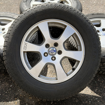 17" Volvo originaalveljed 5x108 + naastrehvid 235/65/17