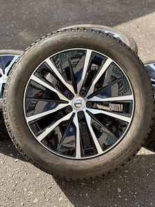 19" оригинальные диски Volvo 5x108 + шипованные шины 235/55/19 (1 фото из 10)
