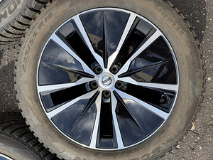 19" оригинальные диски Volvo 5x108 + шипованные шины 235/55/19 (5 фото из 10)