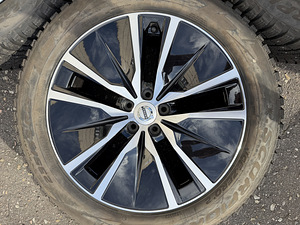 19" оригинальные диски Volvo 5x108 + шипованные шины 235/55/19 (6 фото из 10)