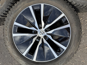 19" оригинальные диски Volvo 5x108 + шипованные шины 235/55/19 (7 фото из 10)