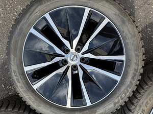 19" оригинальные диски Volvo 5x108 + шипованные шины 235/55/19 (8 фото из 10)