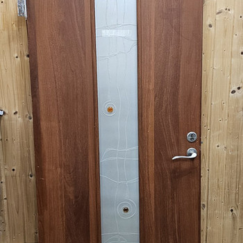 Продам 4 межкомнатные двери со стеклом