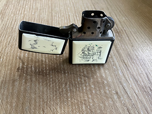 Zippo Scrimshaw Ship & Lighthouse 1995 – originaalkarp (5 foto / 6)