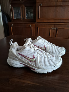 Кроссовки NIKE (1 фото из 2)