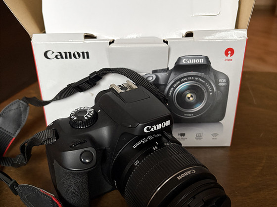 Зеркальная камера Canon EOS 4000D с объективом EF-S 18-55mm