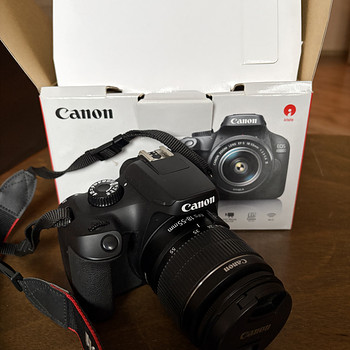 Зеркальная камера Canon EOS 4000D с объективом EF-S 18-55mm