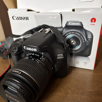 Зеркальная камера Canon EOS 4000D с объективом EF-S 18-55mm
