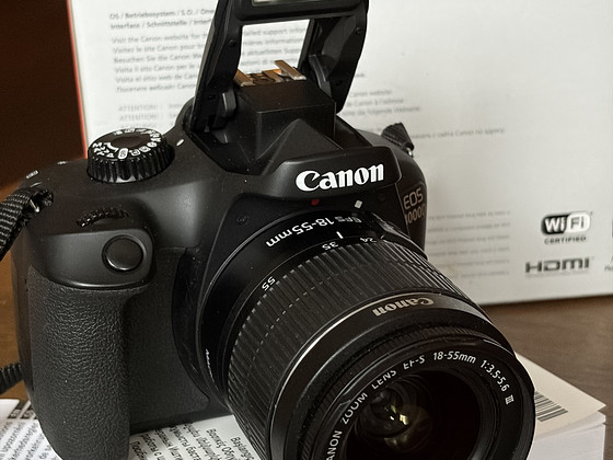 Зеркальная камера Canon EOS 4000D с объективом EF-S 18-55mm