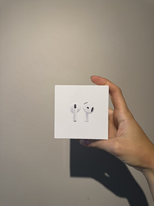 AirPods 4 (1 фото из 4)