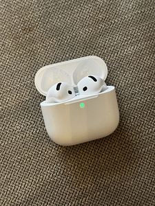 AirPods 4 (2 фото из 4)