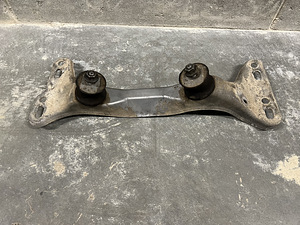 Поперечина механической коробки передач BMW E36 (2 фото из 2)